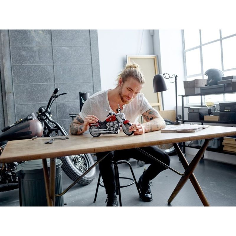 لعبة مجموعة بناء وتركيب مكعبات على شكل دراجة بخارية من تصنيع شركة هارلي - ديفيدسون من طراز فات بوي كريتور إكسبرت من ليغو 10269