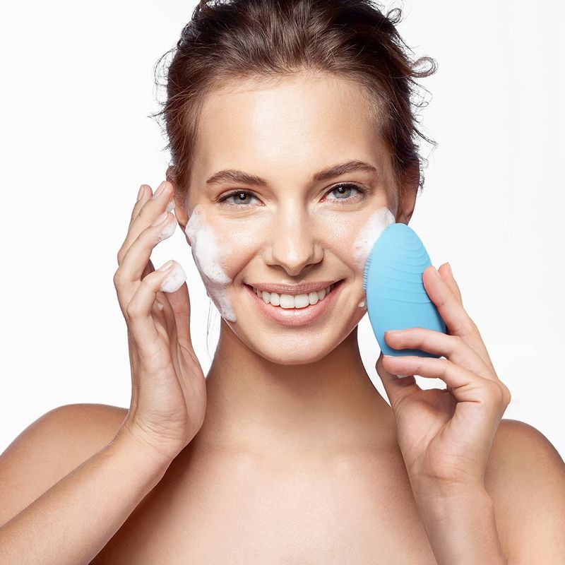 فرشاة لونا فوريو 2 لتقشير الوجه وتنظيف البشرة .