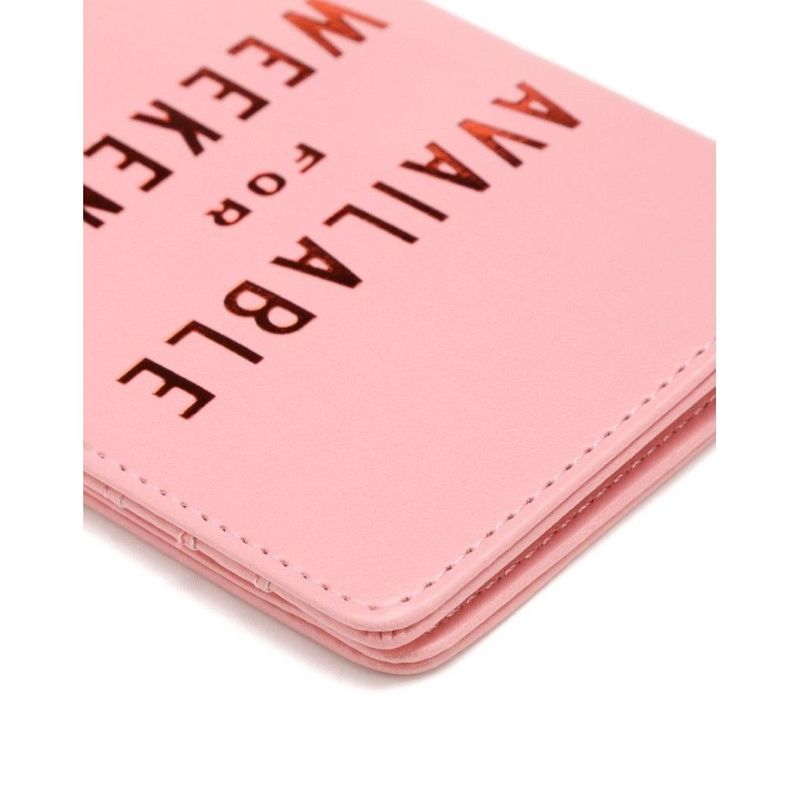 محفظة جواز السفر بتصميم available for weekends من جيتأواي