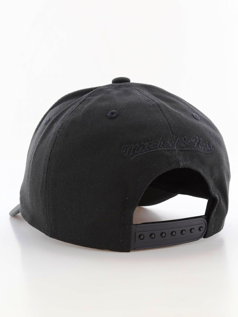 قبعة بزر كبس خلفي بشعار فريق بوسطن سيلتيكس لون أسود من ميتشل آند تيس