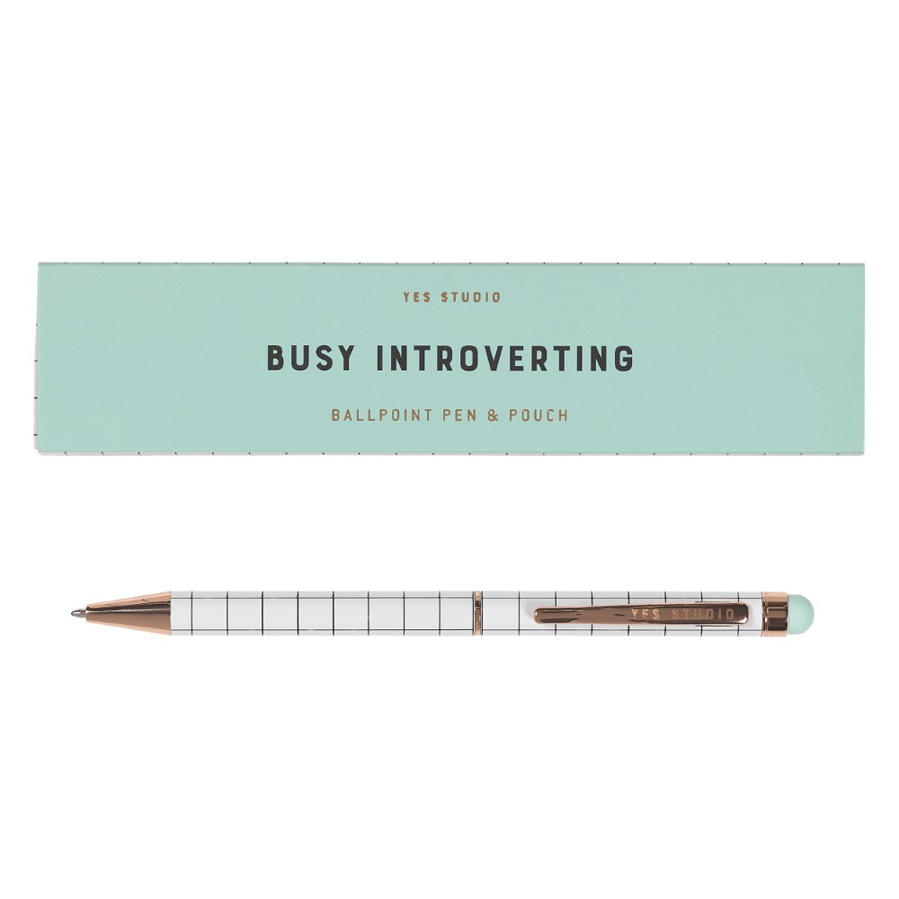 مقلمة مع قلم بطبعة تحمل عبارة (Busy Introverting) من Yes Studio